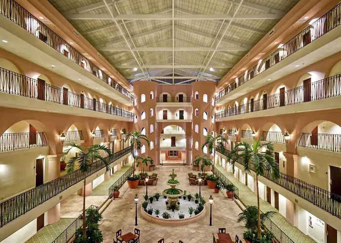 Hotel with pool: Embassy Suites Charleston - Historic District